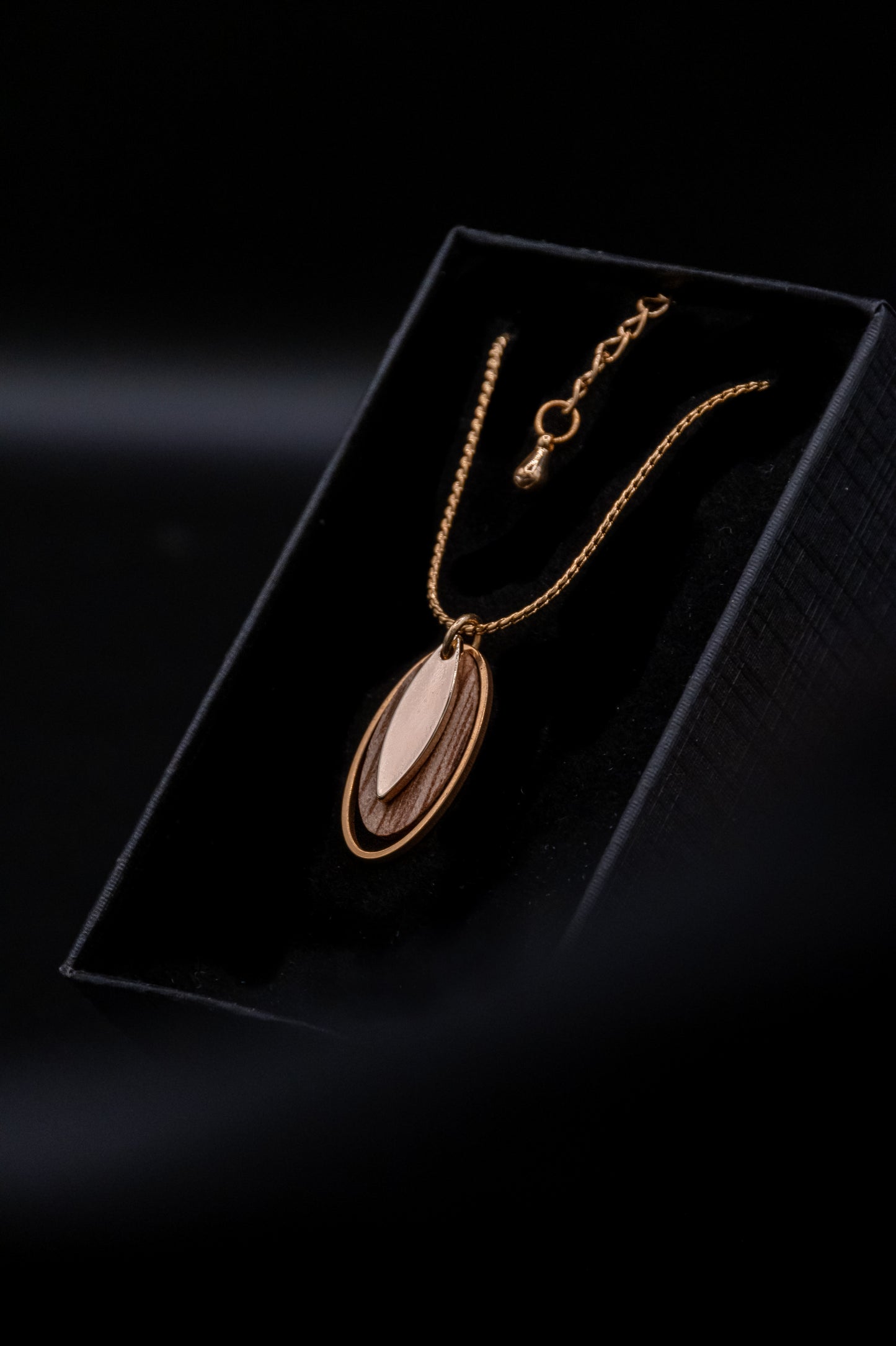 Collier en bois et chaîne