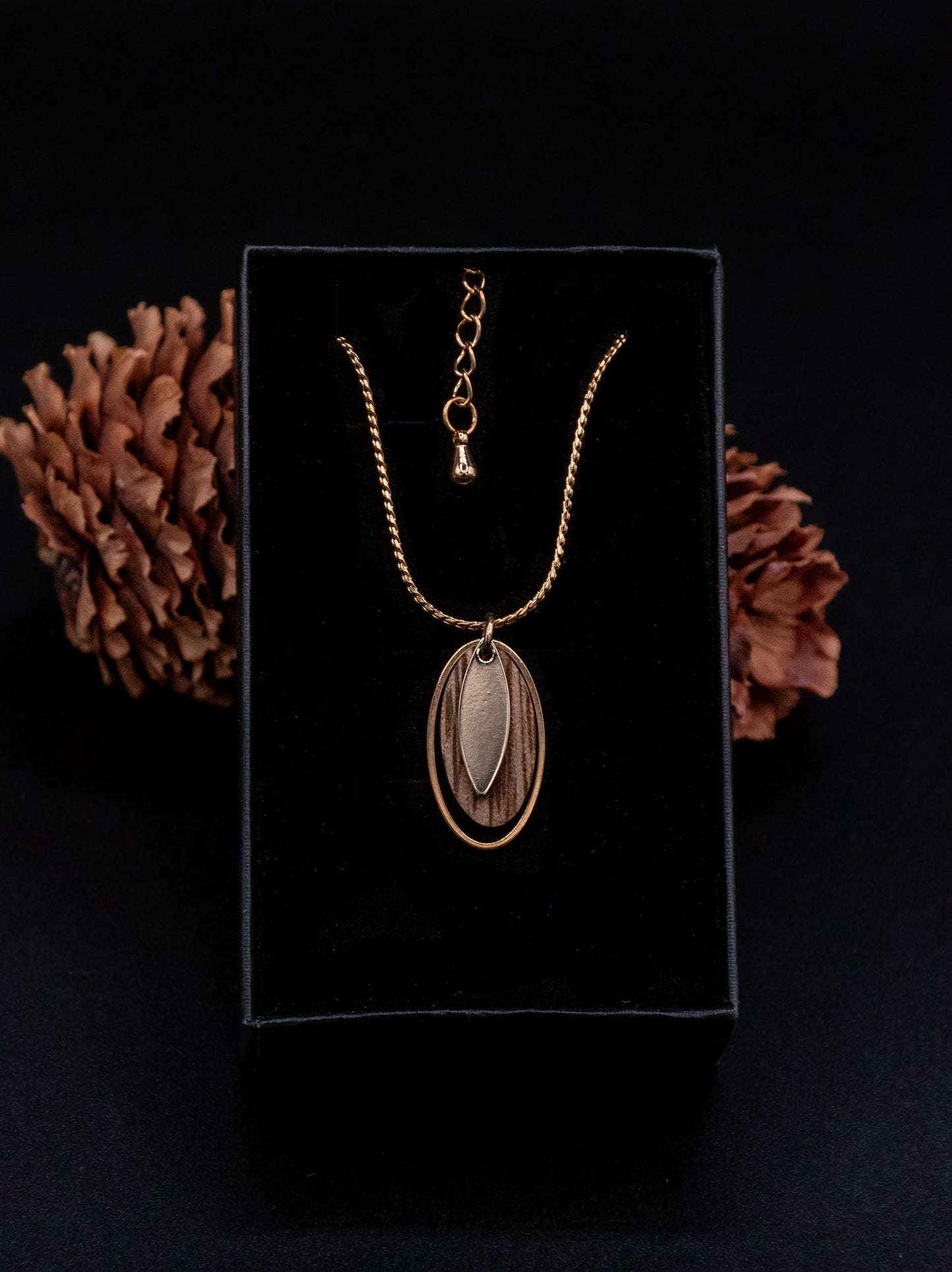 Collier en bois et chaîne